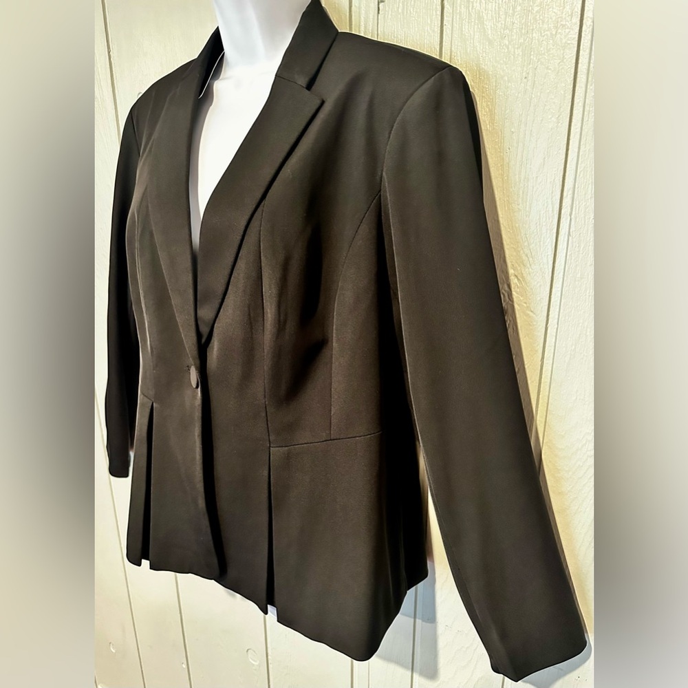 NWT. Women's Black Blazer - Picture 2 of 7